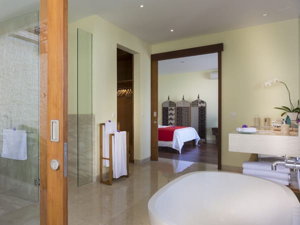 Pandawa Cliff Estate - Villa Markisa - Honeymoon suite bathroom